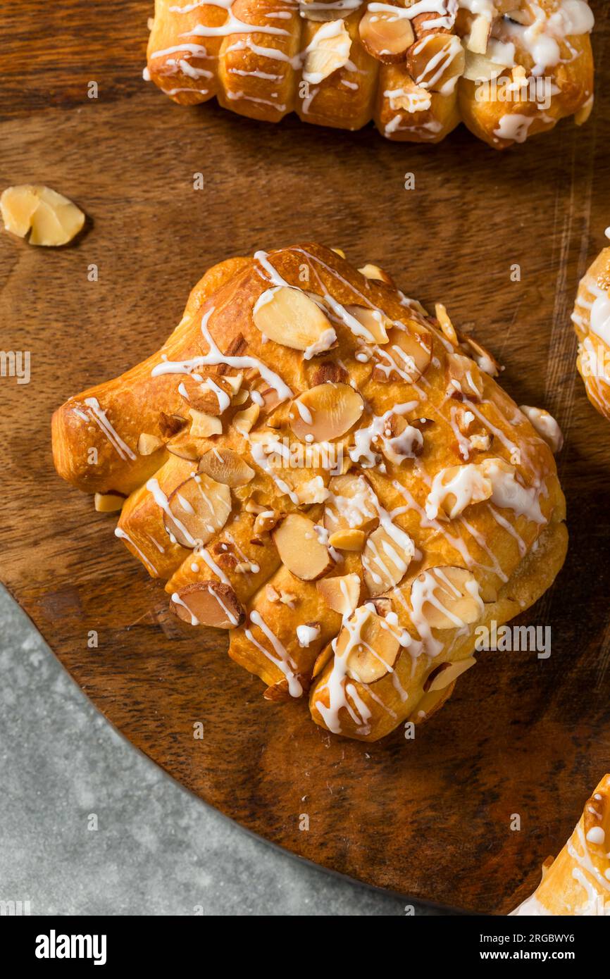 Pasticceria artigianale di Bear Claw con mandorle e glassa Foto Stock