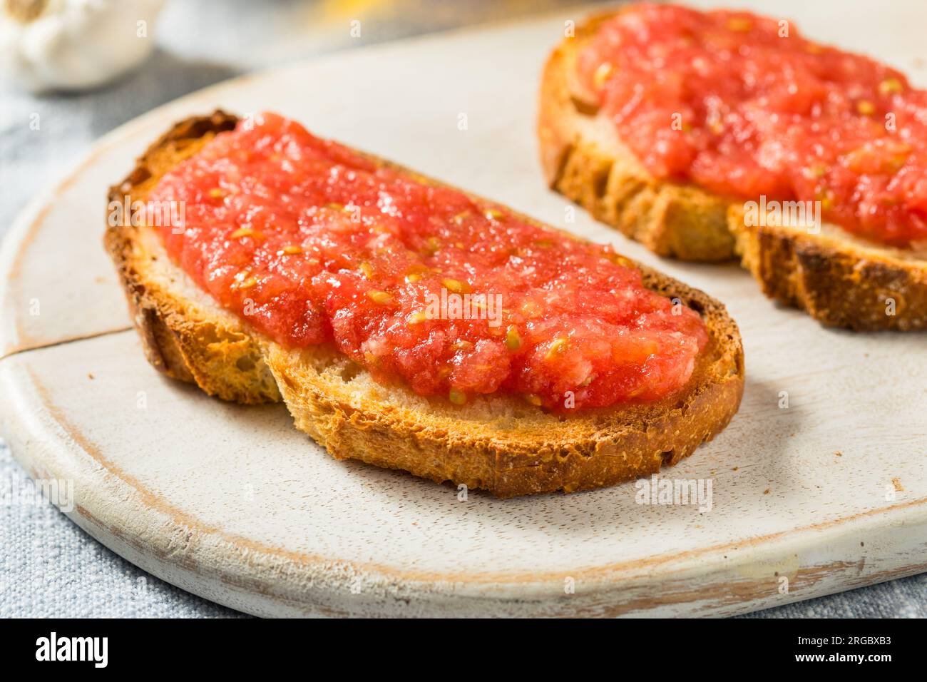 Pane tostato fatto in casa con pomodori e olio d'oliva Foto Stock