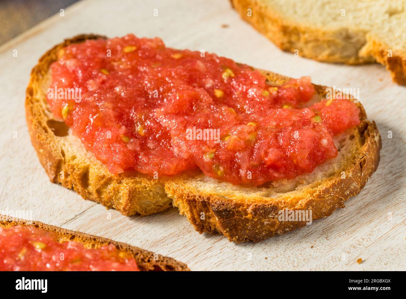 Pane tostato fatto in casa con pomodori e olio d'oliva Foto Stock