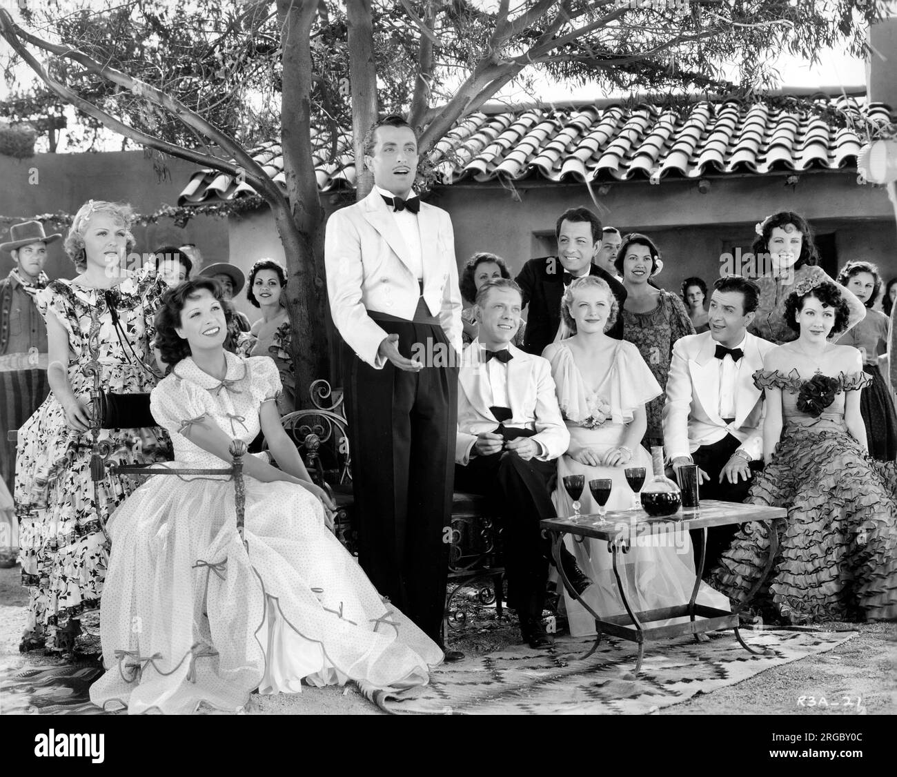 Lili Damita, Francisco Flores del campo, Fred Keating, Blanca Vischer, sul set del film, 'Devil on Horseback', Grand National Films, 1937 Foto Stock