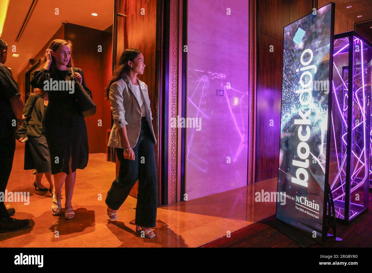 Taguig, Filippine. 8 agosto 2023. La gente arriva al luogo del lancio di Block Dojo in Asia. Block Dojo, un incubatore che promuove l'imprenditorialità blockchain, in collaborazione con nChain, una società tecnologica globale ha lanciato il Block Dojo in Asia. Block Dojo e nChain puntano a una trasformazione digitale e fungono da leader nella rivoluzione digitale nelle Filippine creando opportunità di business per lo sviluppo della Blockchain. Credito: SOPA Images Limited/Alamy Live News Foto Stock