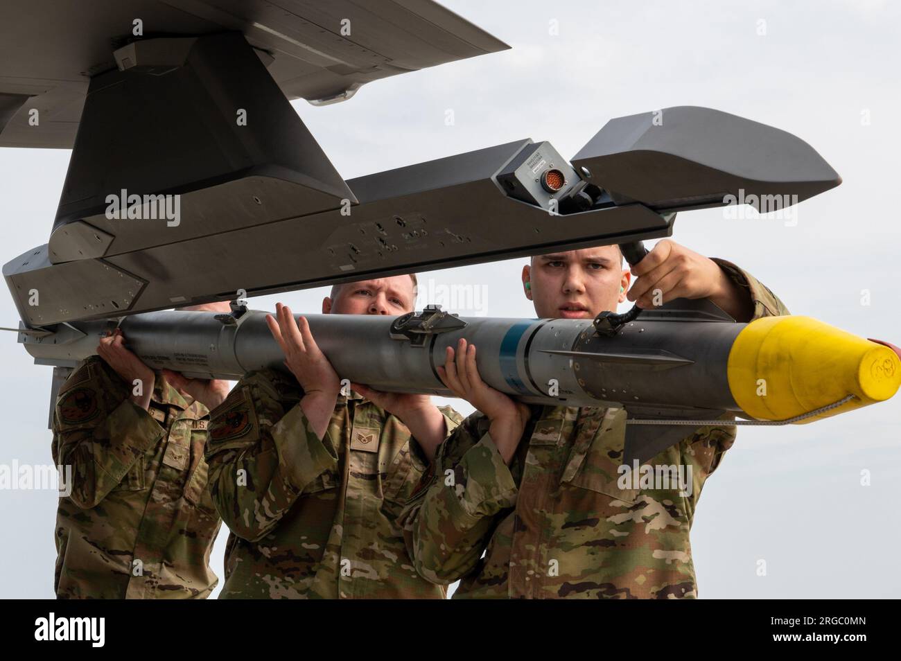 Caricare un missile da addestramento sull'F-35 Lightning II in Alaska il 28 luglio 2023. Foto U.S. Air Force di Airman 1st Class Johnny Diaz Foto Stock