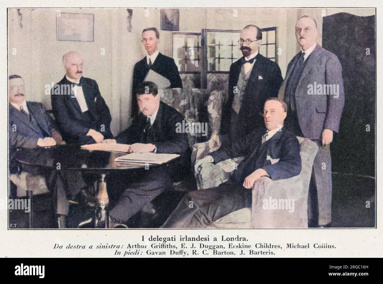 Delegazione a Londra comprendente Arthur Griffith, e J Duggan, Erskine Childers, Michael Collins (seduto), Gavan Duffy, R C Barton, J Charteris (in piedi) Foto Stock