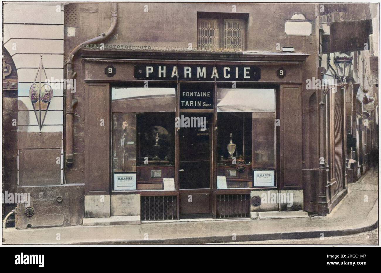 Esterno di una farmacia a Parigi, Francia Foto Stock