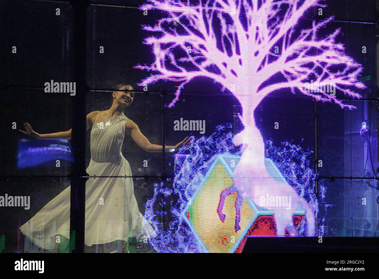 Taguig, Filippine. 8 agosto 2023. Una ballerina si esibisce durante il lancio di Block Dojo in Asia. Block Dojo, un incubatore che promuove l'imprenditorialità blockchain, in collaborazione con nChain, una società tecnologica globale ha lanciato il Block Dojo in Asia. Block Dojo e nChain puntano a una trasformazione digitale e fungono da leader nella rivoluzione digitale nelle Filippine creando opportunità di business per lo sviluppo della Blockchain. (Foto di Earvin Perias/SOPA Images/Sipa USA) credito: SIPA USA/Alamy Live News Foto Stock