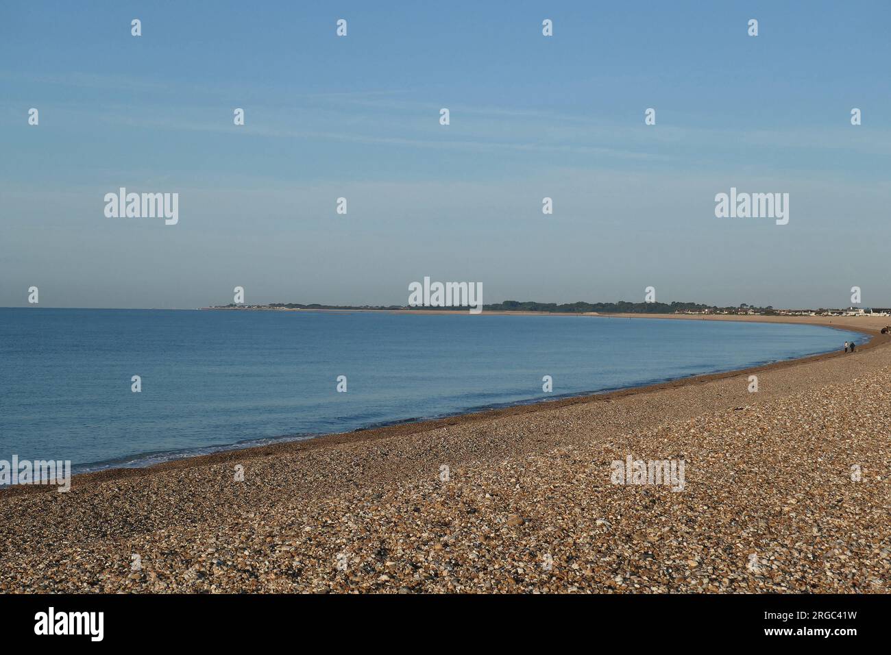 La spiaggia di ciottoli di Aldwick Bay e il mare blu si vedono di prima mattina d'estate sulla costa meridionale del Regno Unito. Foto Stock