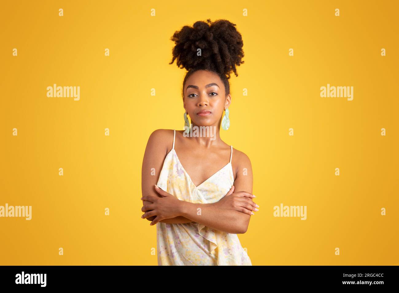 Donna nera millennial con le braccia incrociate sul petto Foto Stock