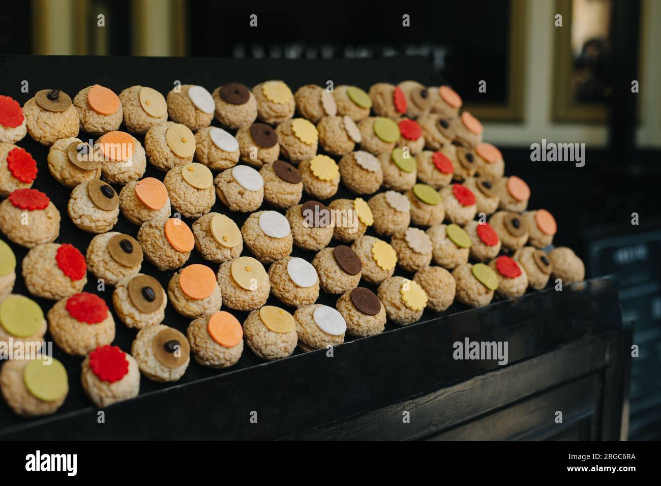 Torte Choux colorate in un caffè parigino. Pasticceria francese. Fuoco selettivo. Foto Stock