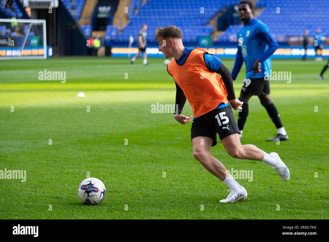 Robbie Gotts #15 di Barrow AFC durante il riscaldamento pre-partita della Carabao Cup First Round North tra Bolton Wanderers e Barrow al Toughsheet Community Stadium di Bolton martedì 8 agosto 2023. (Foto: Mike Morese | mi News) crediti: MI News & Sport /Alamy Live News Foto Stock