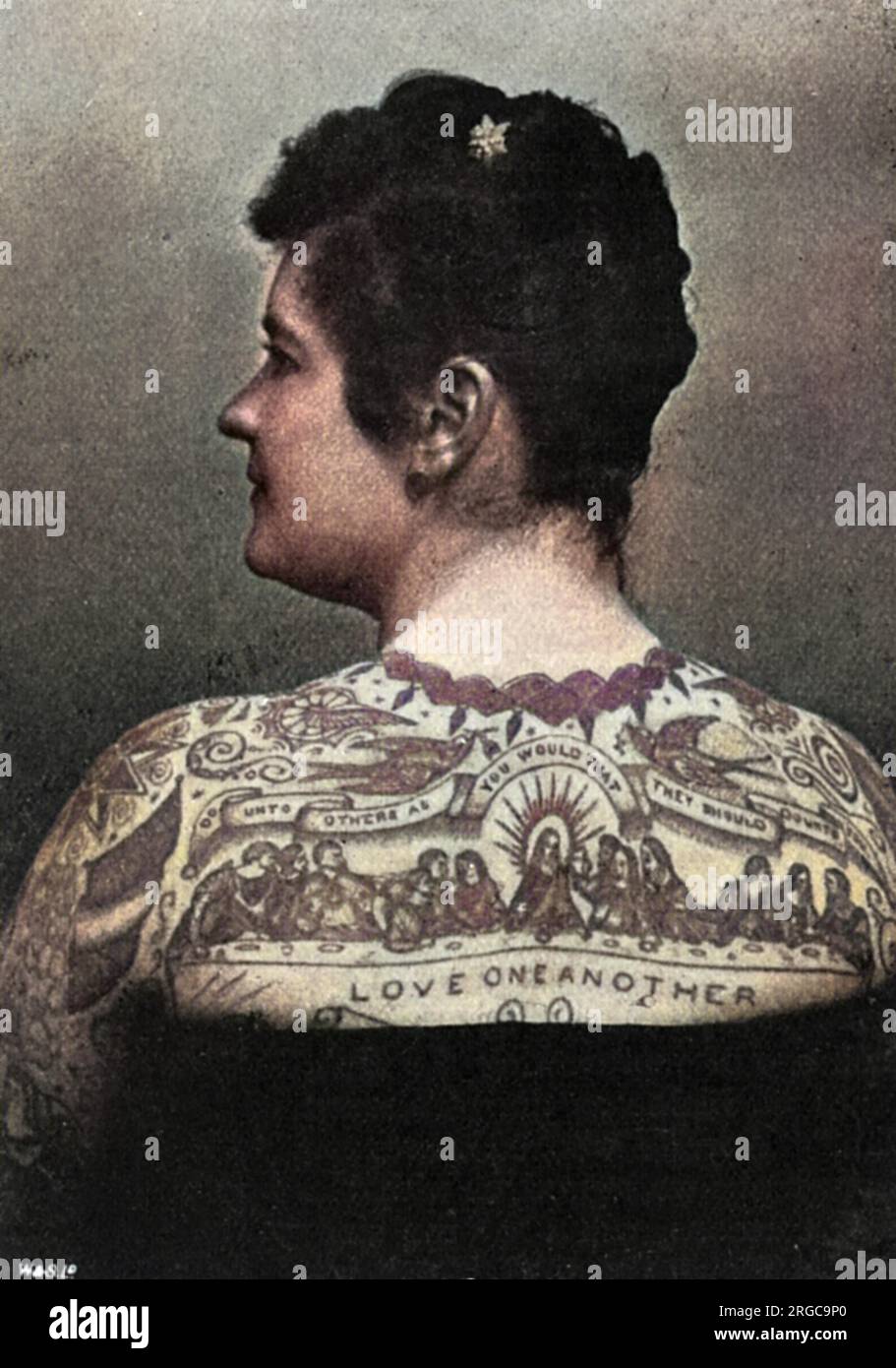 Emma de Burgh, signora tatuata. Il lavoro sul dorso raffigura l'ultima cena, di da Vinci, ed era considerato all'epoca uno dei migliori tatuaggio prodotti in America. Al di sopra dell'ultima cena c'è la 'regola d'oro', scritta in un rotolo, e sulla 'tovaglia' ci sono le parole 'amarsi gli uni gli altri'. I tatuaggi di suo marito possono essere visualizzati nelle immagini 10583082 e 10583083. Foto Stock