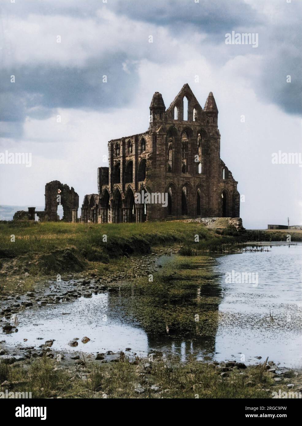 Whitby Abbey, Yorkshire, Inghilterra. Re Edwin costruì qui una piccola chiesa intorno al 630. St Hilda fondò un monastero nel 656. L'attuale abbazia normanna in rovina fu costruita intorno al 1222. Foto Stock