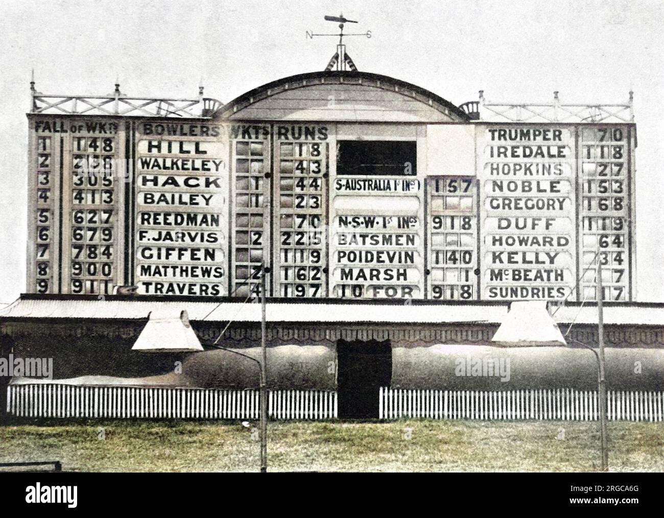 Il Sydney Cricket Ground Score-board durante la partita dello Sheffield Shield tra il nuovo Galles del Sud e l'Australia Meridionale, 8th gennaio 1901. Sono stati registrati nuovi record, mentre il nuovo Galles del Sud ha totalizzato 918 punti, con cinque dei loro giocatori che hanno totalizzato secoli. Foto Stock
