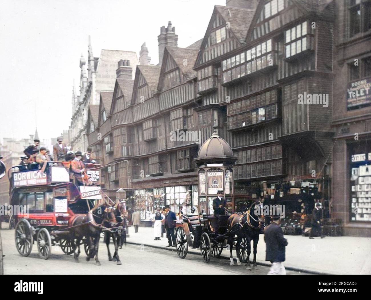 Alcune delle case più vecchie e bar di Holborn, con diversi veicoli trainati da cavalli fuori, Londra, circa 1880. Foto Stock