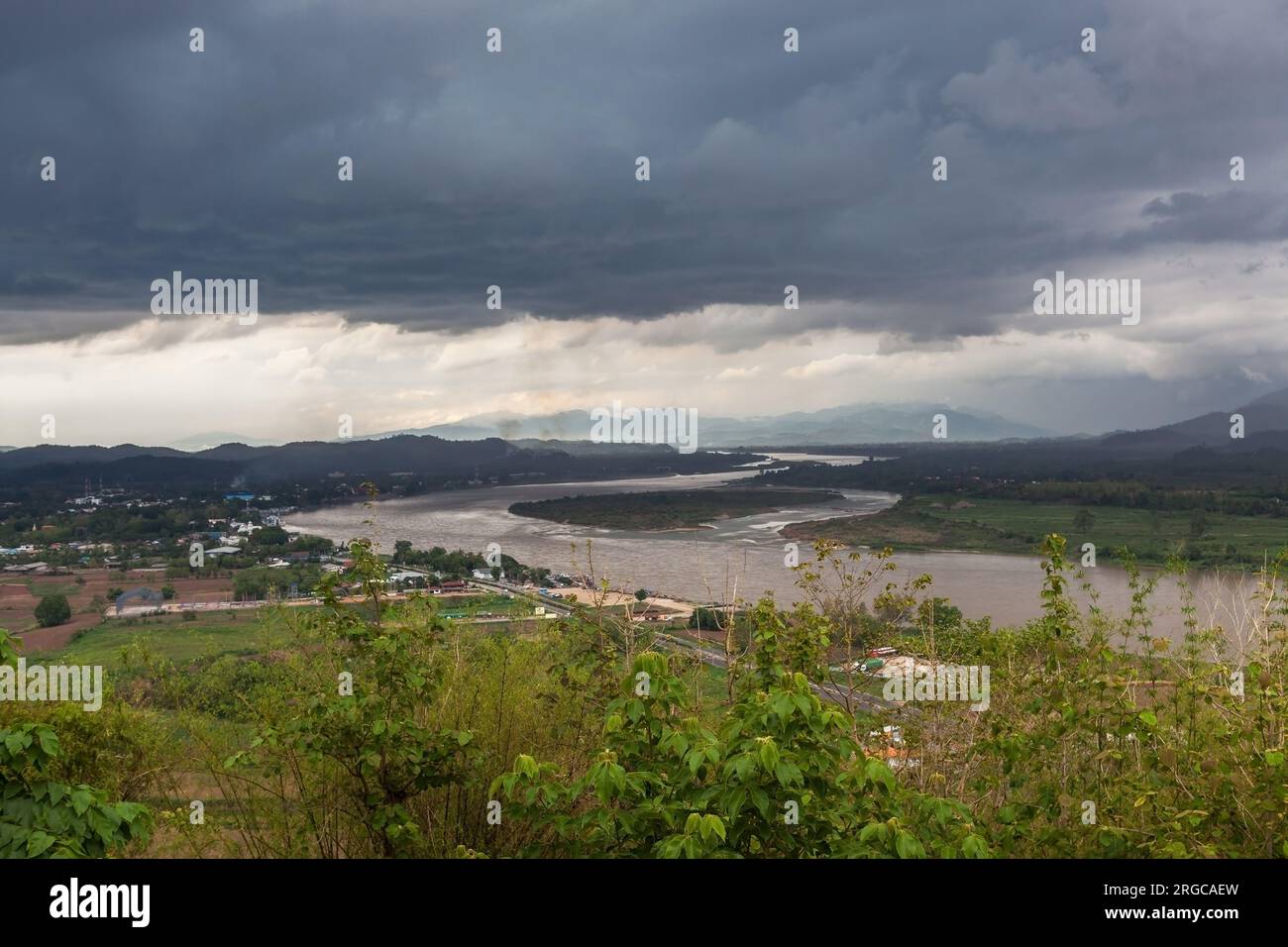 Chiang Saen, Thailandia. Splendida vista del fiume Mekong dalla collina del tempio. Foto Stock