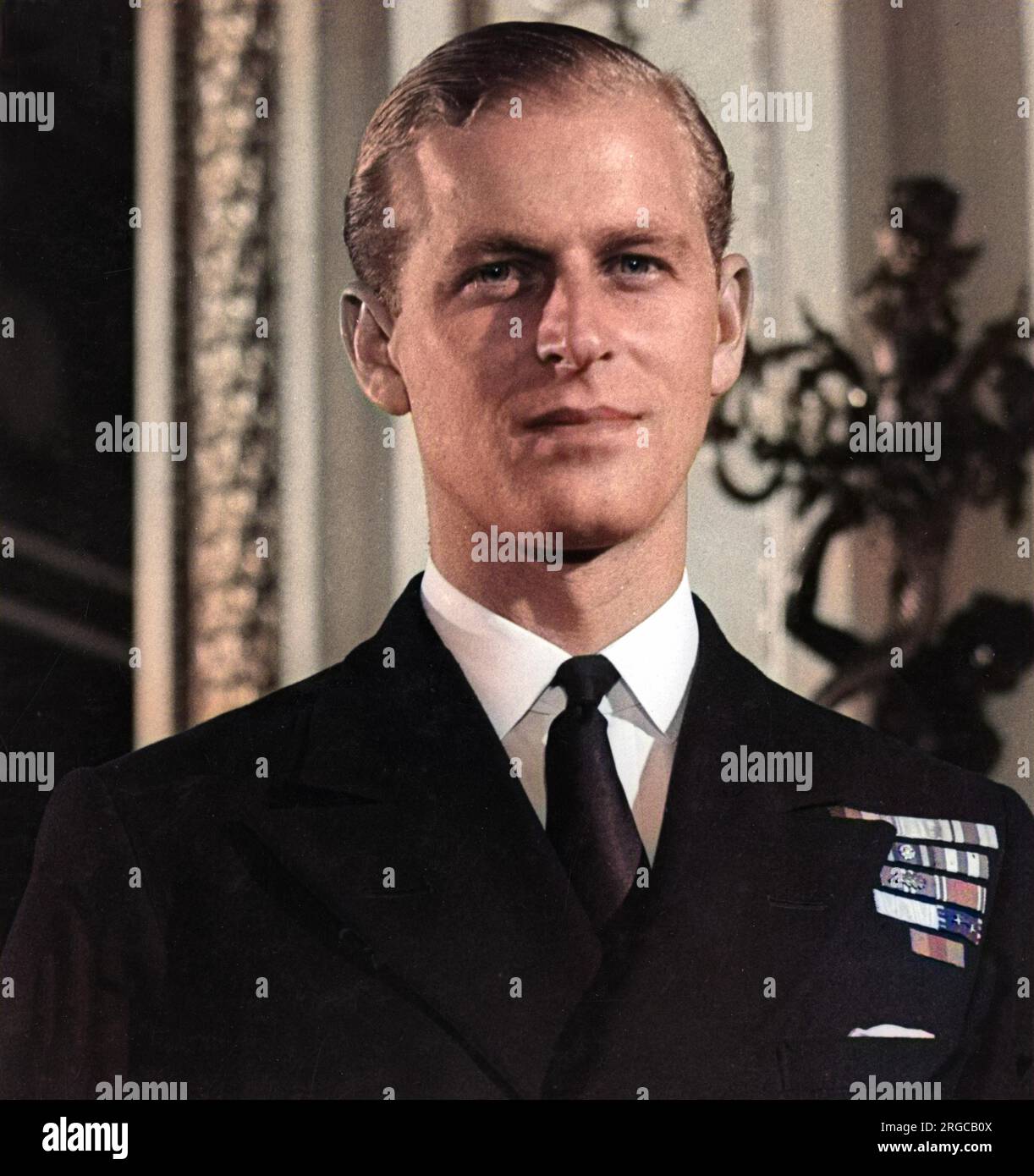 Il tenente Philip Mountbatten, in seguito Principe Filippo, Duca di Edimburgo (1921), raffigurato al tempo del suo fidanzamento con la principessa Elisabetta. Foto Stock