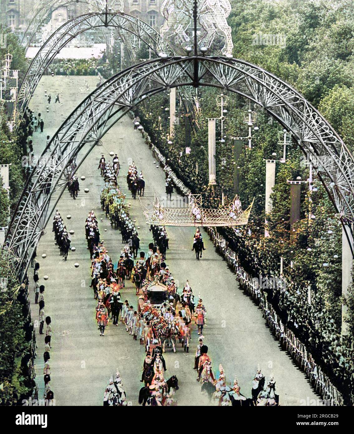Il pullman di Stato dorato passa sotto i grandi archi e le corone dorate che decorano il Mall, Londra durante la processione all'Abbazia di Westminster per l'incoronazione della Regina Elisabetta II nel giugno 1953. Foto Stock