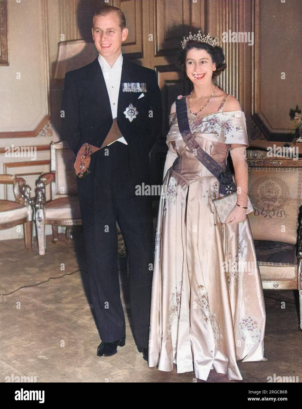 La regina Elisabetta II, quando la principessa Elisabetta, fece foto con suo marito, il principe Filippo, duca di Edimburgo, al Teatro dell'Opera di Parigi nel maggio 1948. Foto Stock