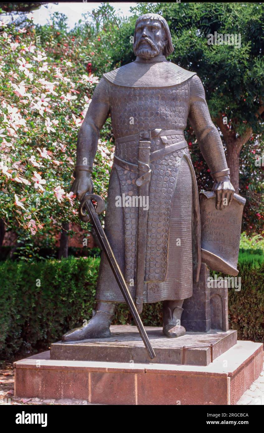Statua di bronzo di re Sancho in ingresso al castello, Silves, Algarve, PORTOGALLO Foto Stock