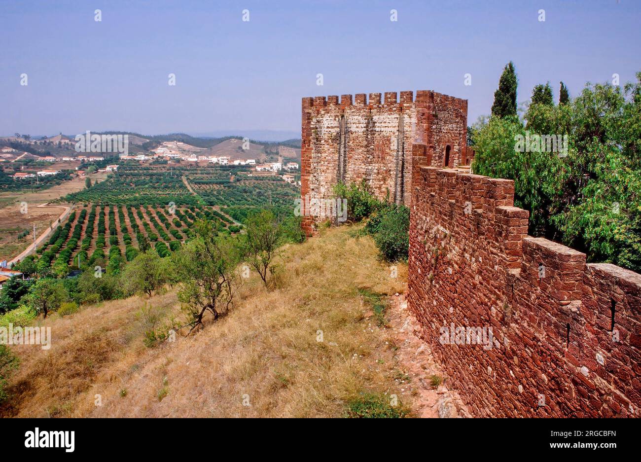 Castello di Silves e il paesaggio circostante, Silves, Portogallo, Europa Foto Stock