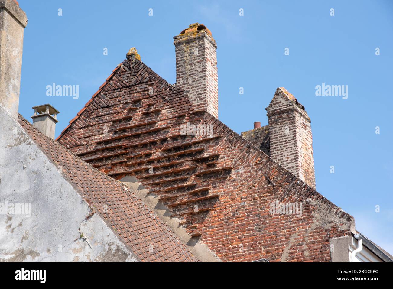 Strano timpano su un edificio a Hesdin, piccioni? Foto Stock