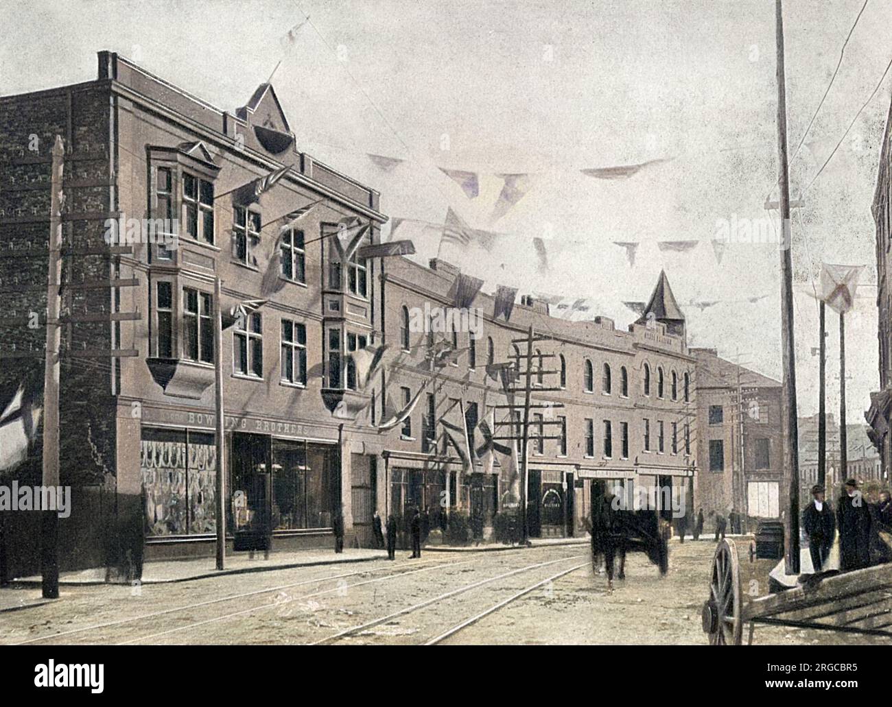 Terranova, Canada - St. Johns - Water Street. Le bandiere che celebrano l'incoronazione di Edoardo VII nell'agosto 1902. Il negozio della Bowling Brothers Skins/fur Trading Company è visibile sulla sinistra (vedere 10823731 per la flotta di foche nel porto) Foto Stock
