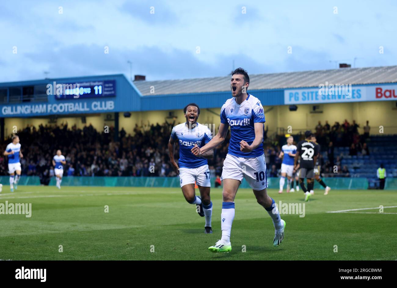 Ashley Nadesan (a destra) di Gillingham celebra il gol di apertura con il compagno di squadra Jayden Clarke durante la partita del primo turno della Carabao Cup al Priestfield Stadium, Gillingham. Data foto: Martedì 8 agosto 2023. Foto Stock