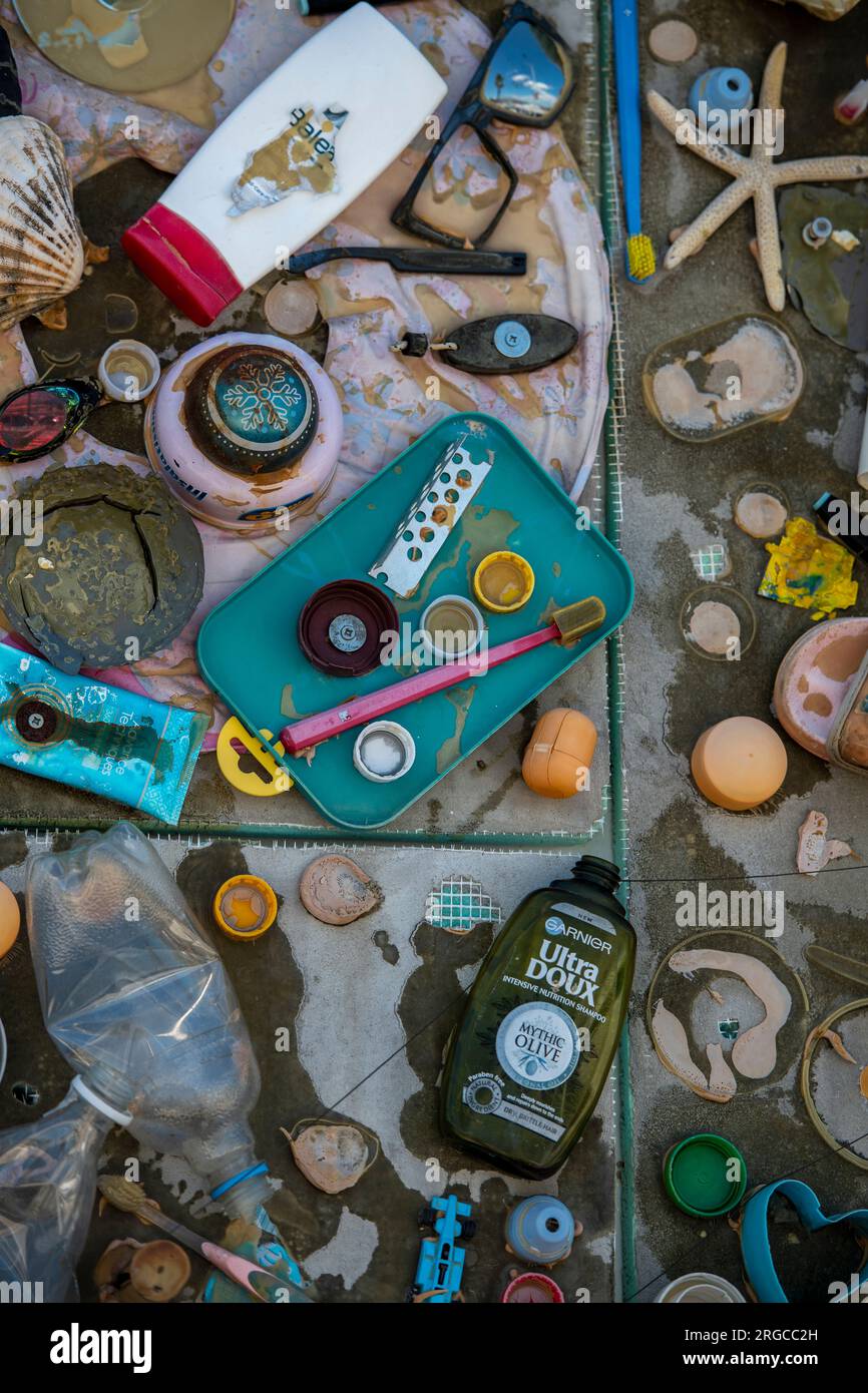 selezione di prodotti di scarto di plastica trasformati in collage per sensibilizzare l'opinione pubblica sull'inquinamento ambientale della plastica monouso. Foto Stock