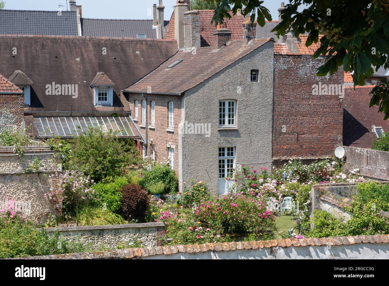 Casa con un bel giardino all'interno dei bastioni di Montreuil-sur-Mer Foto Stock