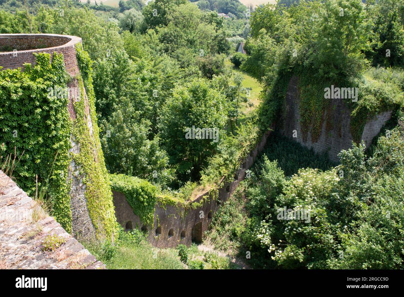 Bastioni di mattoni intorno a Motreuil-sur-Mer, muro a cortina Foto Stock