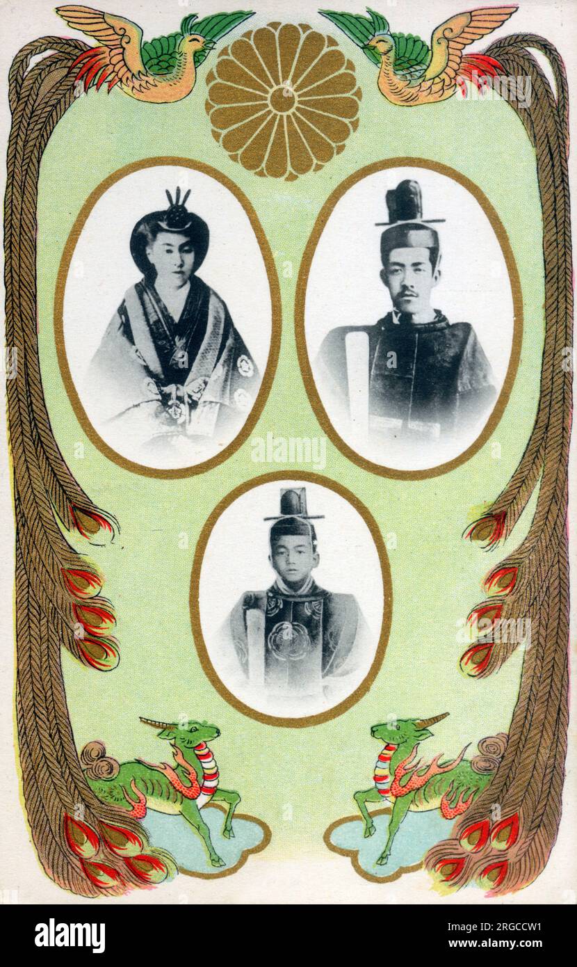 Una bella cartolina con ritratti dell'imperatore giapponese Showa, comunemente conosciuto nei paesi di lingua inglese con il suo nome personale Hirohito, il 124° imperatore del Giappone, nato nel 1901 e regnante dal 25 dicembre 1926 fino alla sua morte nel 1989, sua moglie l'imperatrice Kojun (1903-2000) e il figlio Akihito (1933-) che regnò come 125° imperatore del Giappone, secondo il tradizionale ordine di successione, dal 7 gennaio 1989 al 30 aprile 2019 - circondato da un confine di draghi e uccelli. Foto Stock Una bella cartolina con ritratti dell'imperatore giapponese Showa, comunemente conosciuto nei paesi di lingua inglese con il suo nome personale Hirohito, il 124° imperatore del Giappone, nato nel 1901 e regnante dal 25 dicembre 1926 fino alla sua morte nel 1989, sua moglie l'imperatrice Kojun (1903-2000) e il figlio Akihito (1933-) che regnò come 125° imperatore del Giappone, secondo il tradizionale ordine di successione, dal 7 gennaio 1989 al 30 aprile 2019 - circondato da un confine di draghi e uccelli. Foto Stock