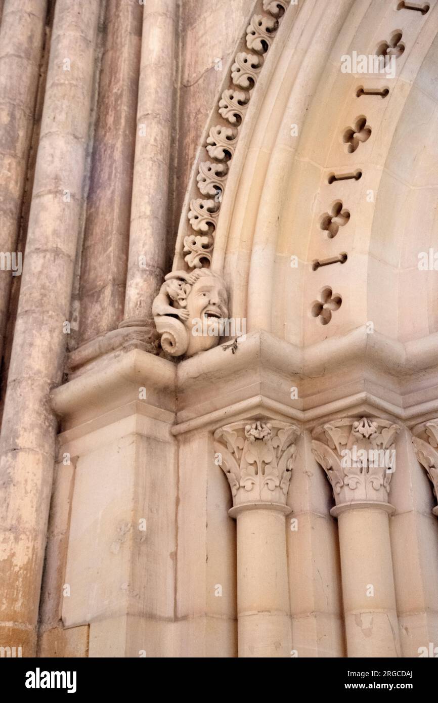 Dettaglio delle capitali e grottesche a Notre-Dame et Saint-Laurent, UE Foto Stock
