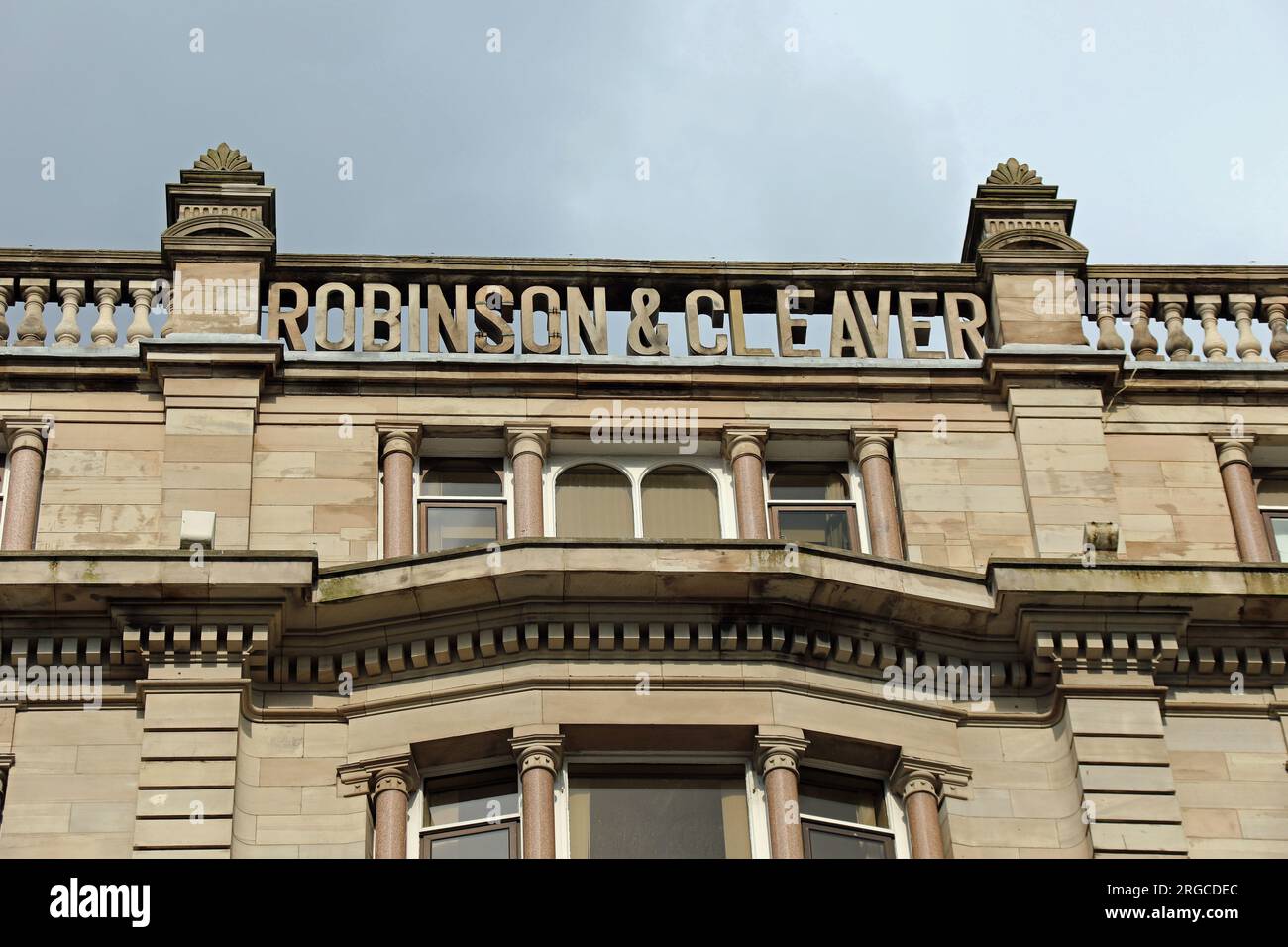 Dettaglio dello storico edificio Robinson & Cleaver a Belfast Foto Stock