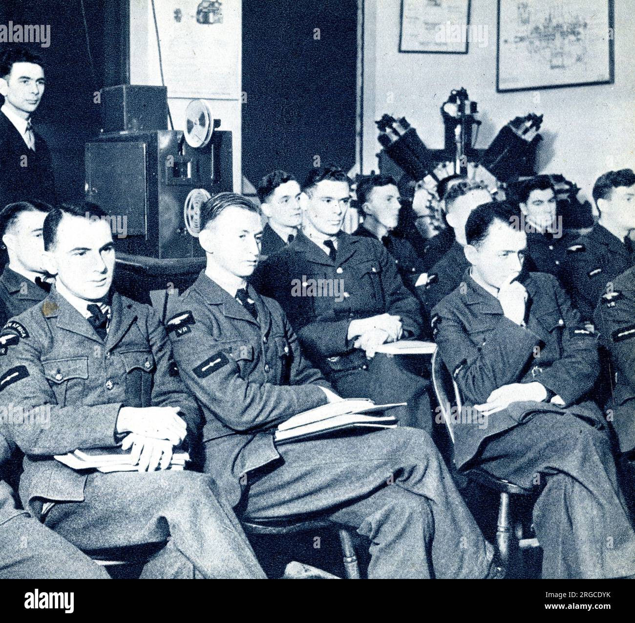 I cadetti della RAF guardano un film istruttivo Foto Stock