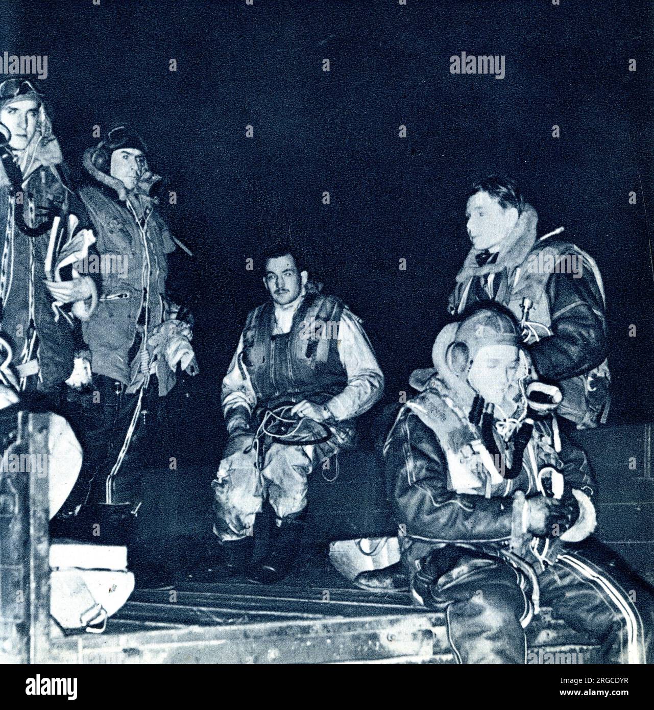 Gli airman RAF sono appena tornati da un lungo volo notturno Foto Stock