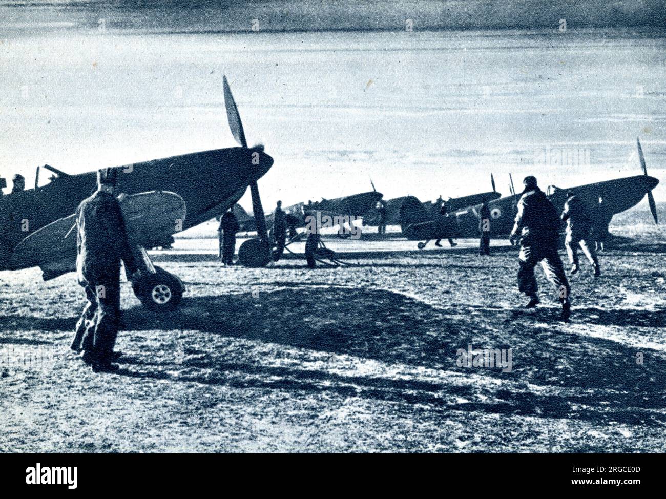 RAF rimescolano, i piloti corrono ai loro aerei Foto Stock