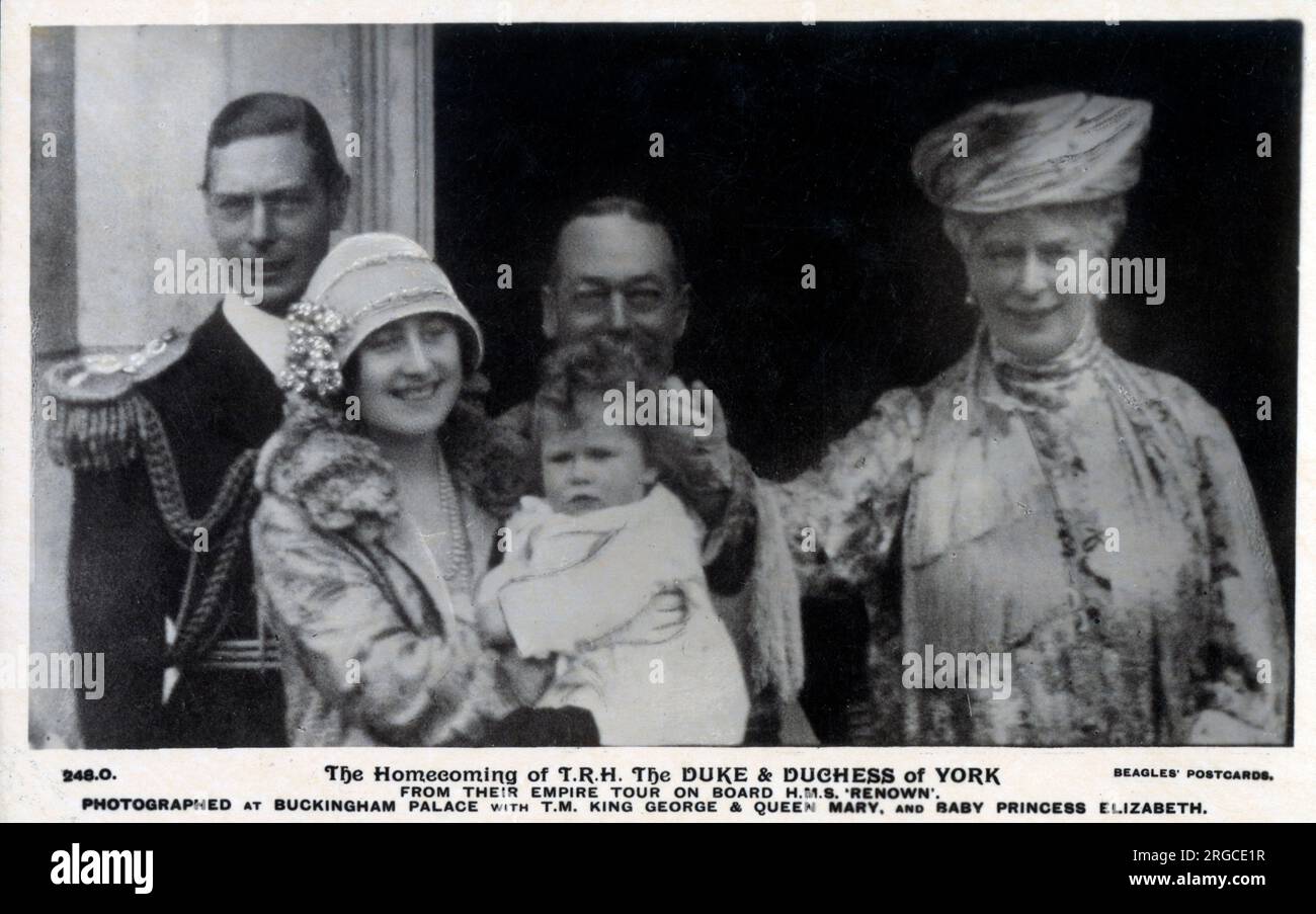 Il ritorno a casa del duca e della duchessa di York dal loro Empire Tour in Australia (gennaio - luglio 1927) a bordo della HMS Renown - fotografato sul balcone di Buckingham Palace riunito con la piccola principessa Elisabetta, re Giorgio V e la regina Maria. Foto Stock