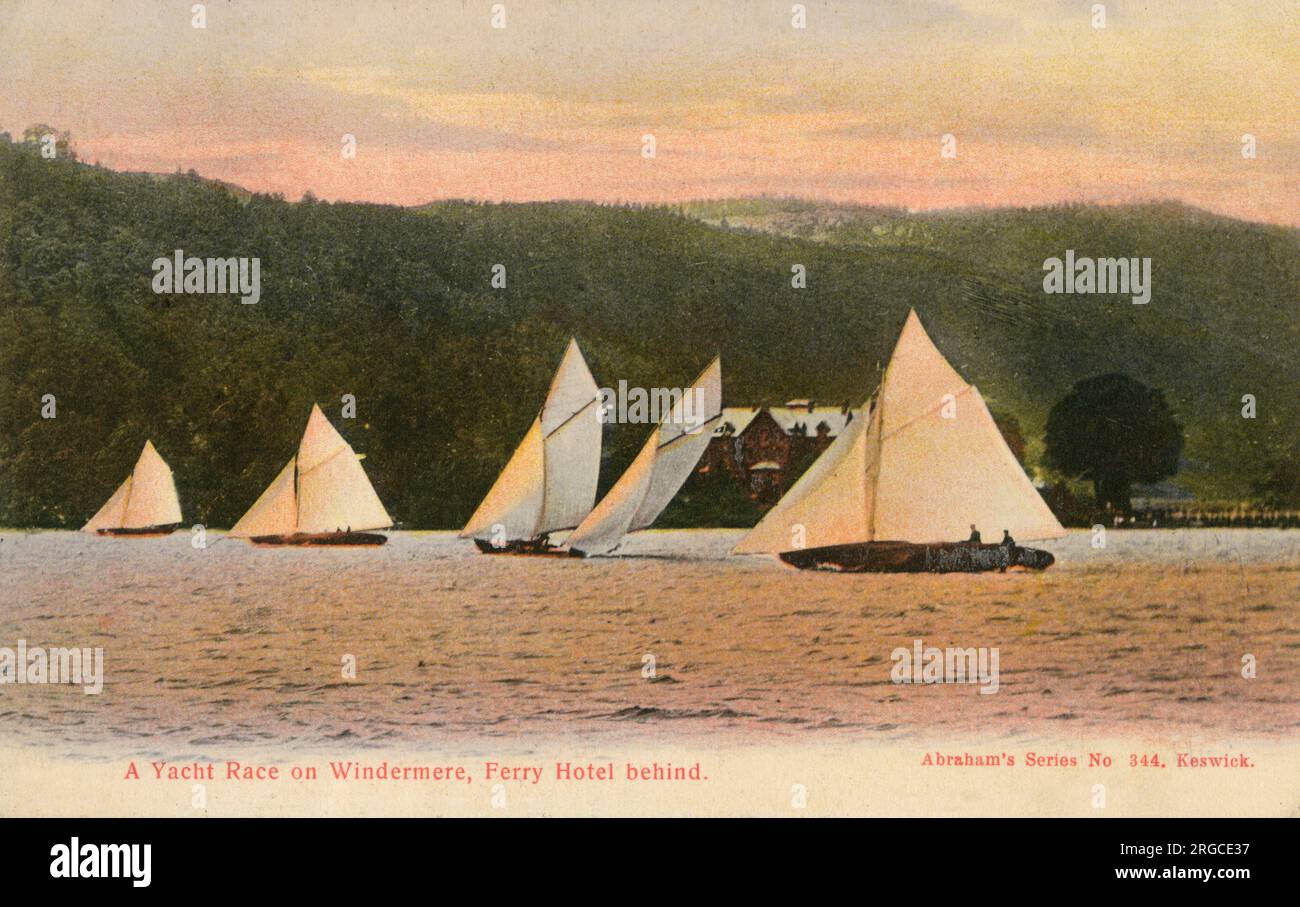 Una corsa di yacht sul Lago Windermere con il Ferry Hotel sullo sfondo - Lake District, Cumbria, Inghilterra. Foto Stock
