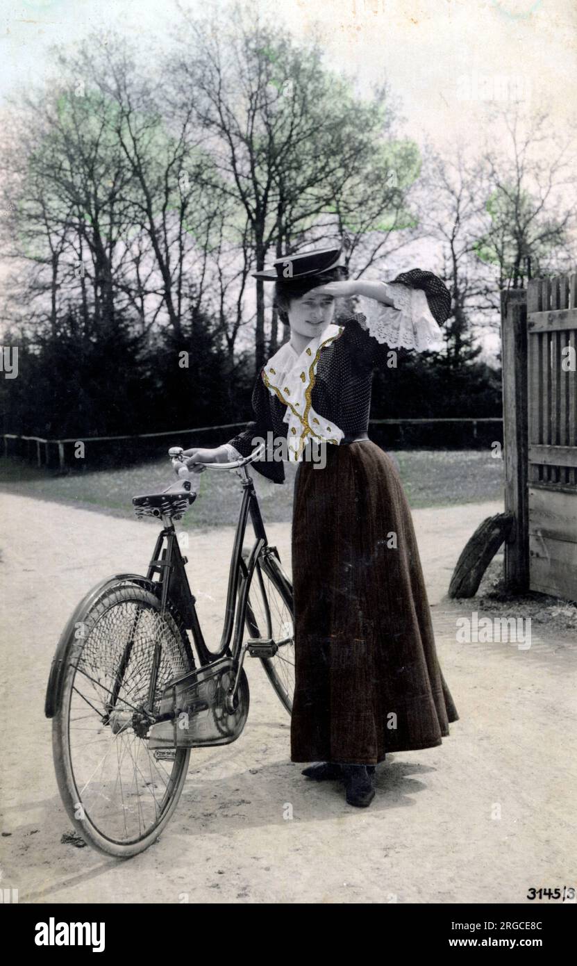 Bella giovane donna con la sua bella bicicletta. Foto Stock