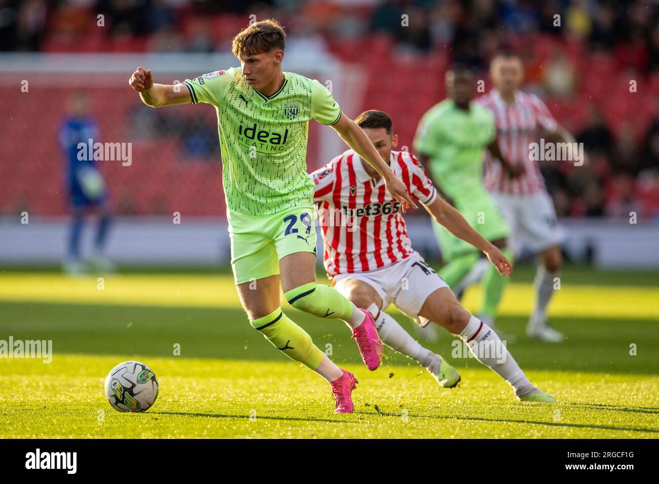 8 agosto 2023; Bet365 Stadium, Stoke, Staffordshire, Inghilterra; EFL Carabao Cup Football, Stoke City contro West Bromwich Albion; Taylor Gardner-Hickman del West Bromwich Albion sotto la pressione di Jordan Thompson dello Stoke City Foto Stock