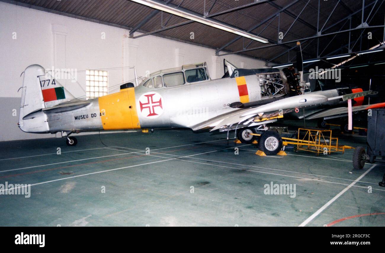 Canadian Car & Foundry T-6J Texan 1774 (msn CCF4-486, ex 52-8565), del Museu do Ar, a Montijo (BA.6) (IZZ - LPMT), Portogallo. (Si è schiantato il 18 maggio 2003, uccidendo entrambi gli equipaggi). Foto Stock