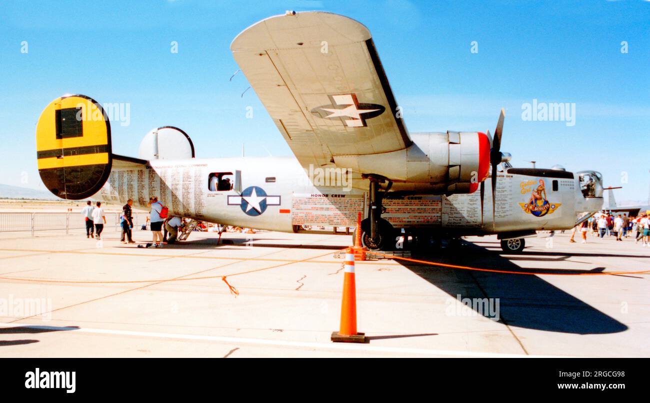 Consolidato B-24J Liberator NX224J 'Golden Girl' (msn 1347, 44-44052, ex GR.VI KH191, ex IAF T-18) : un particolare del naso. Foto Stock