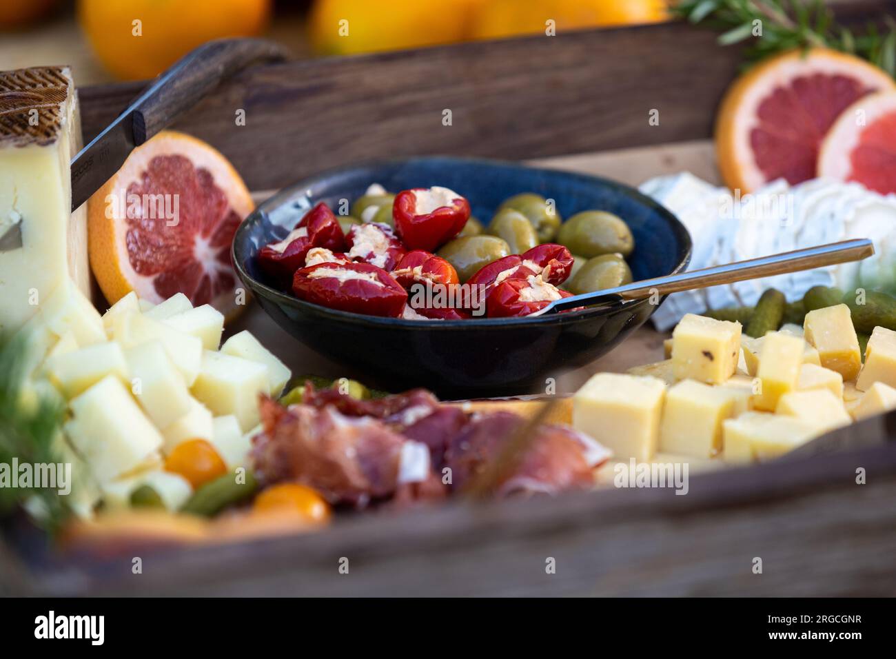 Tagliere di formaggi e salumi da un servizio di catering specializzato in eventi e feste Foto Stock