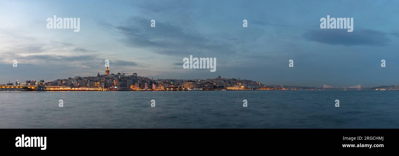 Una foto panoramica dello stretto del Bosforo e della città di Istanbul su un tramonto nuvoloso. Foto Stock