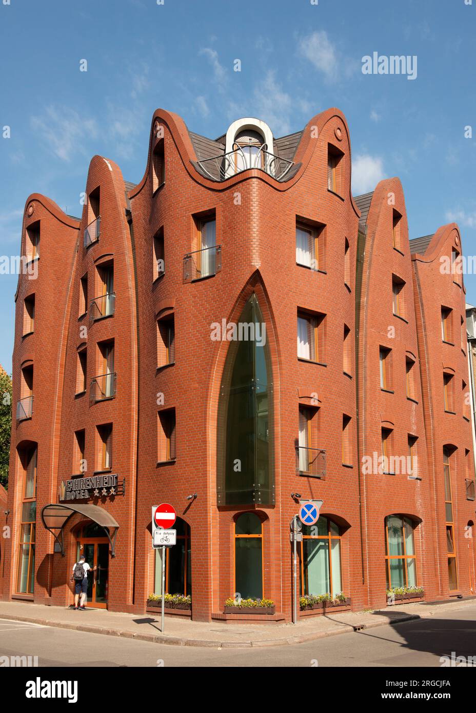 Fahrenheit Hotel, insolito edificio curvo in via Grodzka, città vecchia di Danzica, Polonia, Europa, UE Foto Stock