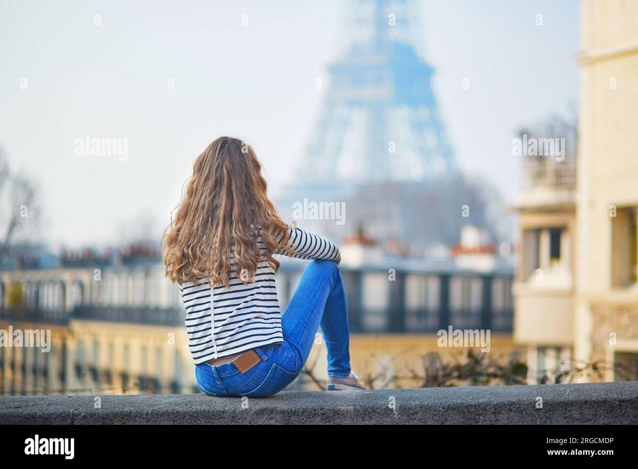 Bella giovane ragazza all'aperto vicino alla Torre Eiffel, a Parigi Foto Stock