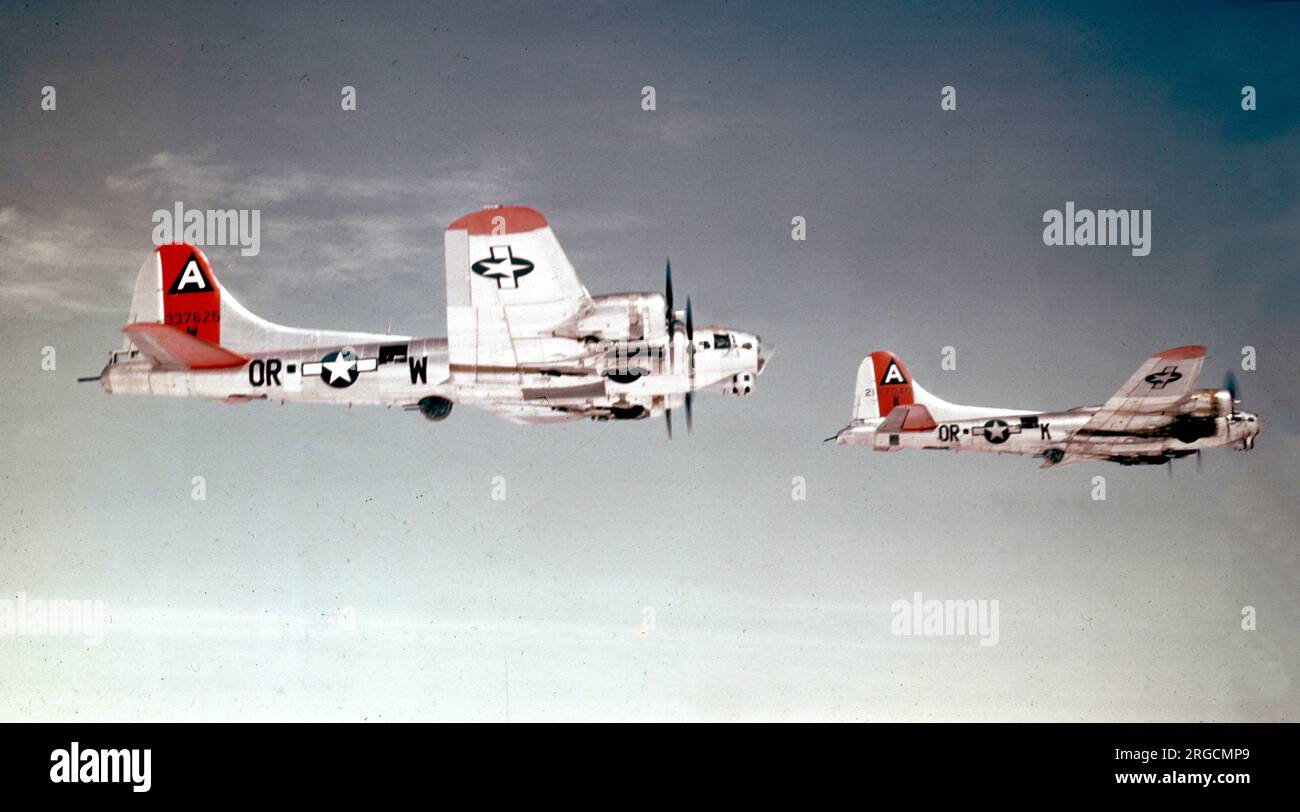 United States Army Air Force - Boeing B-17G Flying fortezze, del 323rd bombardamento Squadron, 91st bombardamento Ala 'The Ragged Irregulars', volando su una missione da RAF Bassingbourn, in Cambridgeshire. In primo piano, Boeing B-17G-65-BO Fortezza 43-37625, perso il 2 novembre 1944 sullo sfondo Douglas-Long Beach B-17G-35-DL Fortezza 42-107040, perso il 15 ottobre 1944. Foto Stock