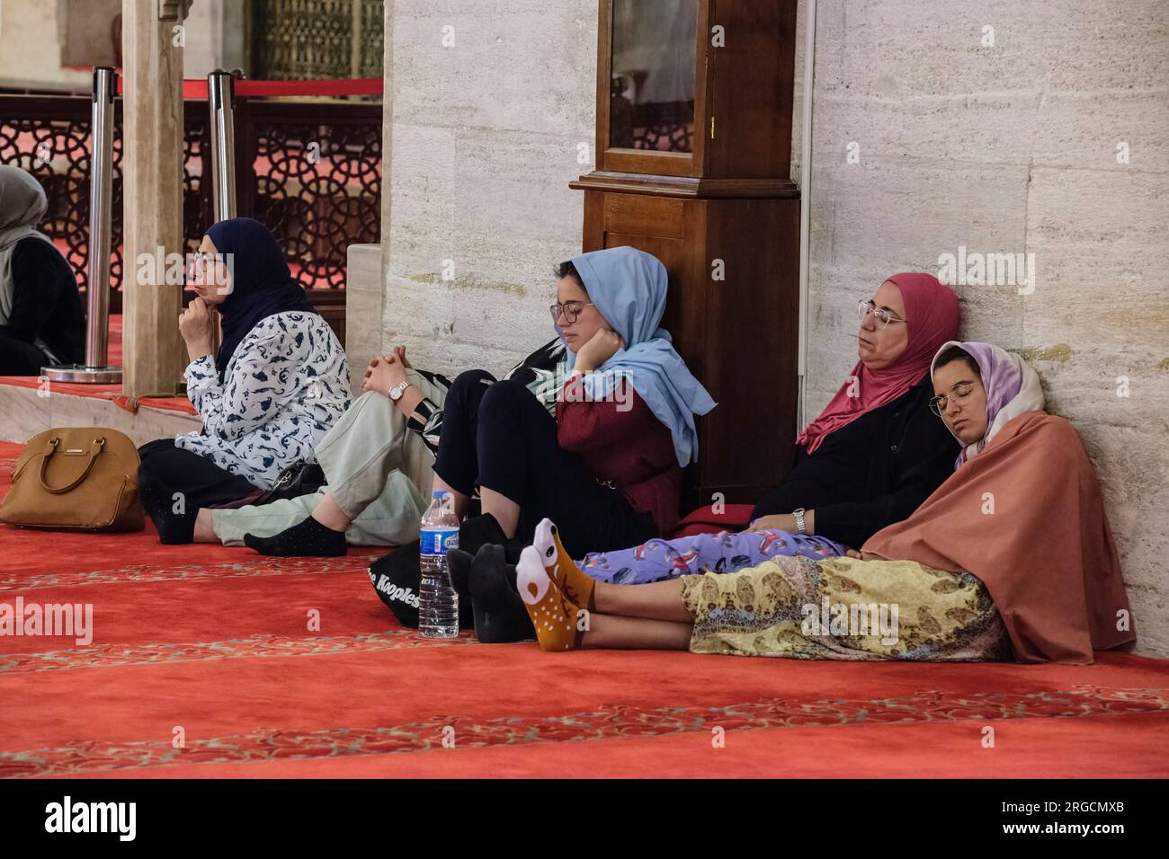 Istanbul, Turchia, Turkiye. Donne che riposano nella Moschea di Solimano, la magnifica Moschea di Solimano. NON DISPONIBILE PER LA LICENZA IN TURCHIA. Foto Stock