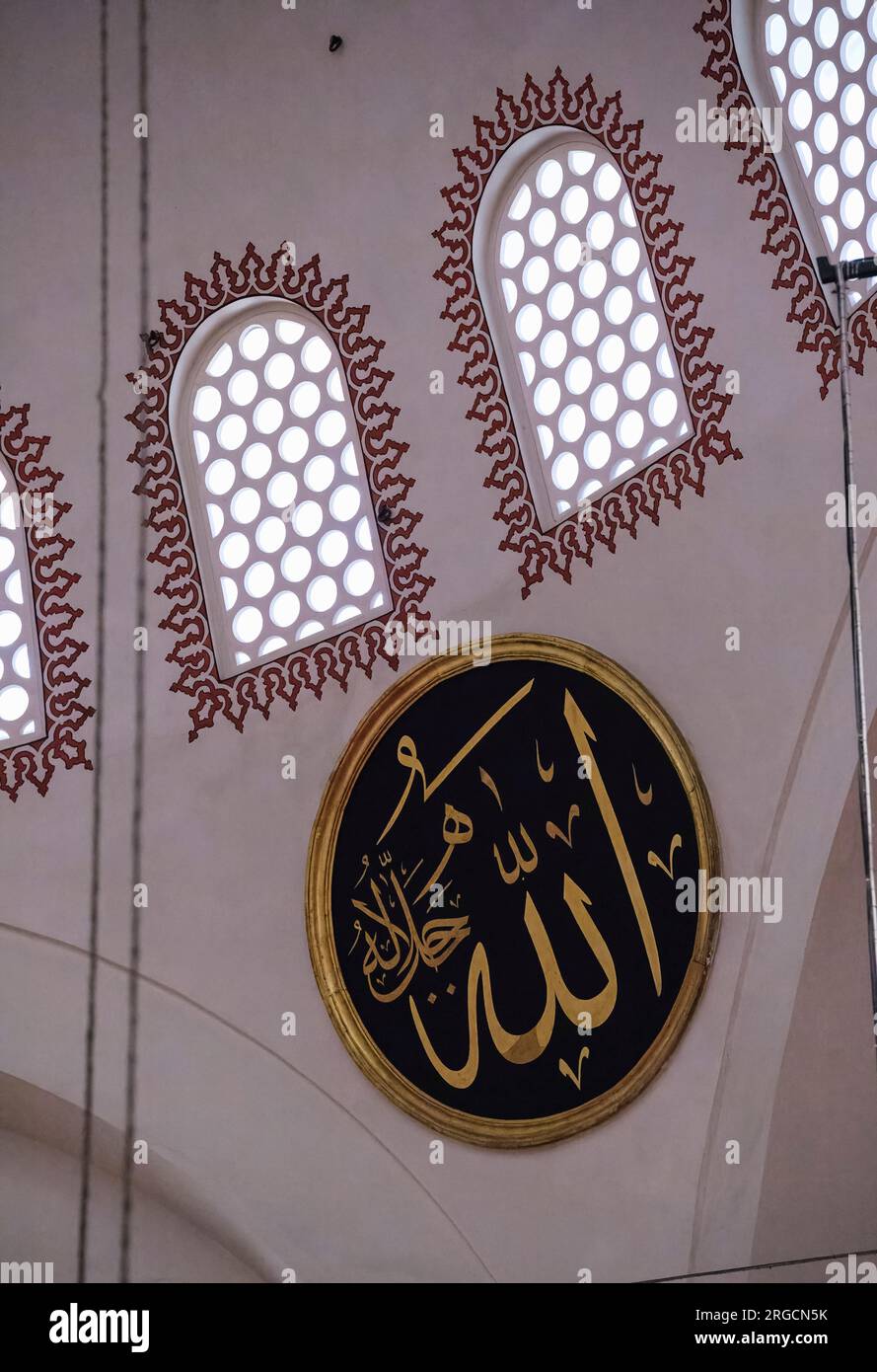 Istanbul, Turchia, Turkiye. Medaglione "Allah" sul muro della Moschea di Solimano la magnifica Moschea di Solimano. Foto Stock