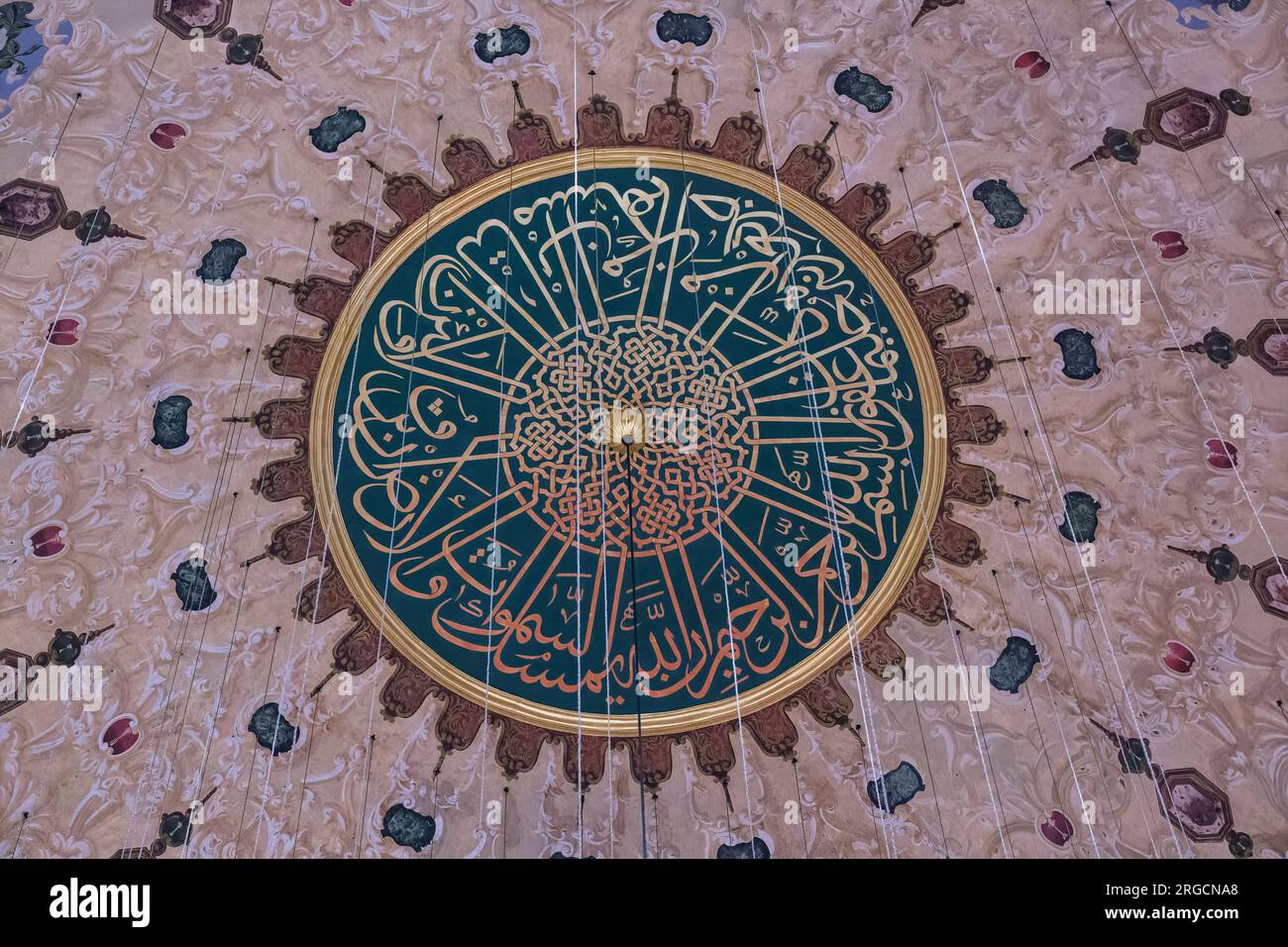 Istanbul, Turchia, Turkiye. Decorazione in calligrafia araba intorno alla Cupola centrale della Moschea di Solimano la magnifica Moschea di Solimano. Foto Stock