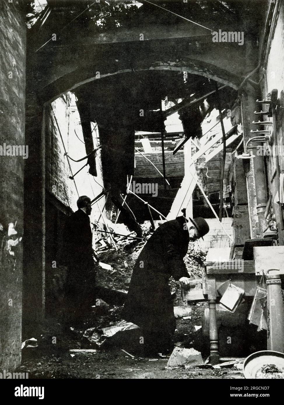Ispezione dei danni alla bomba Blitz presso la Christie's Auction House, King Street, Londra, durante la seconda guerra mondiale Foto Stock